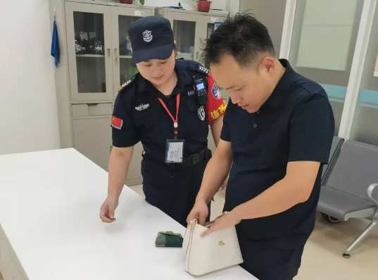 長(zhǎng)沙濱江保安服務(wù)有限責(zé)任公司,長(zhǎng)沙安保服務(wù),長(zhǎng)沙保安,保鏢特衛(wèi)服務(wù),護(hù)衛(wèi) 長(zhǎng)沙濱江保安服務(wù)有限責(zé)任公司,長(zhǎng)沙安保服務(wù),長(zhǎng)沙保安,保鏢特衛(wèi)服務(wù),護(hù)衛(wèi)
